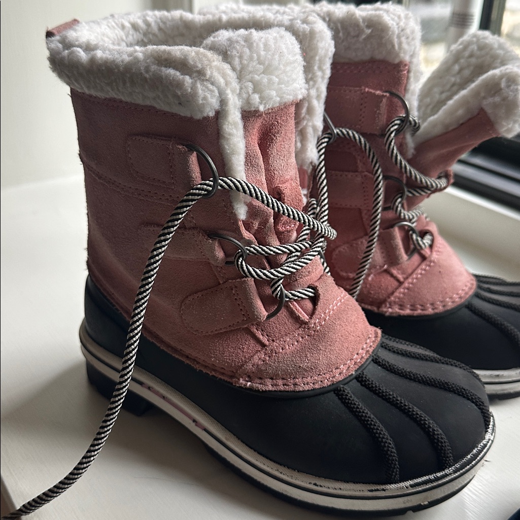 Cat & Jack Size 13. Pink And Black Winter Snow Boots With Fur Lining..